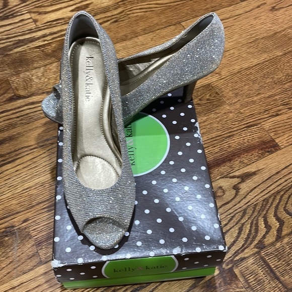 Kelly & Katie Gold and silver shimmer peep toe pumps, size 7 - Picture 3 of 5